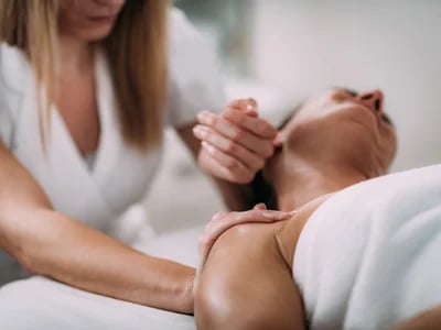 Rückenschmerzen mit Naturheilkunde behandeln – sanfte Wege zur Schmerzlinderung