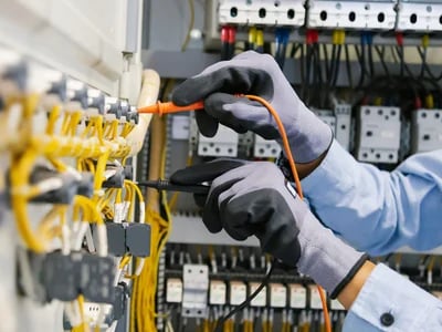 Wie die UVV Prüfung zur Vermeidung von Unfällen im Rahmen der DGUV V3 Prüfung beiträgt