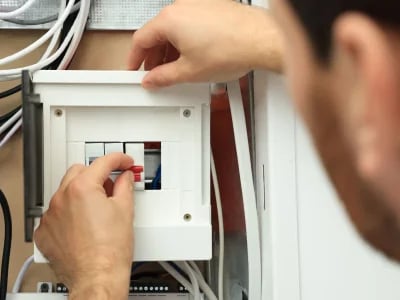 Wie moderne Messtechnik die Prüfung ortsfester elektrischer Anlagen erleichtert