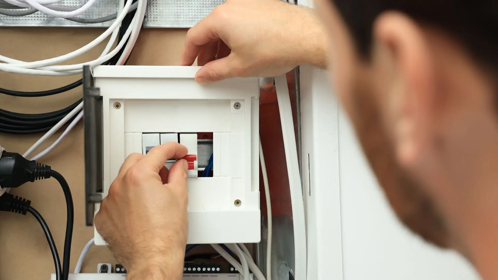 Wie moderne Messtechnik die Prüfung ortsfester elektrischer Anlagen erleichtert